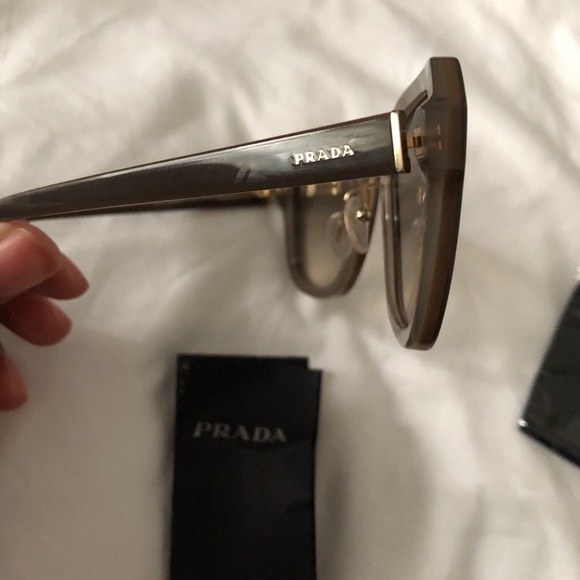 PRADA 👓 - Picture 3 of 6